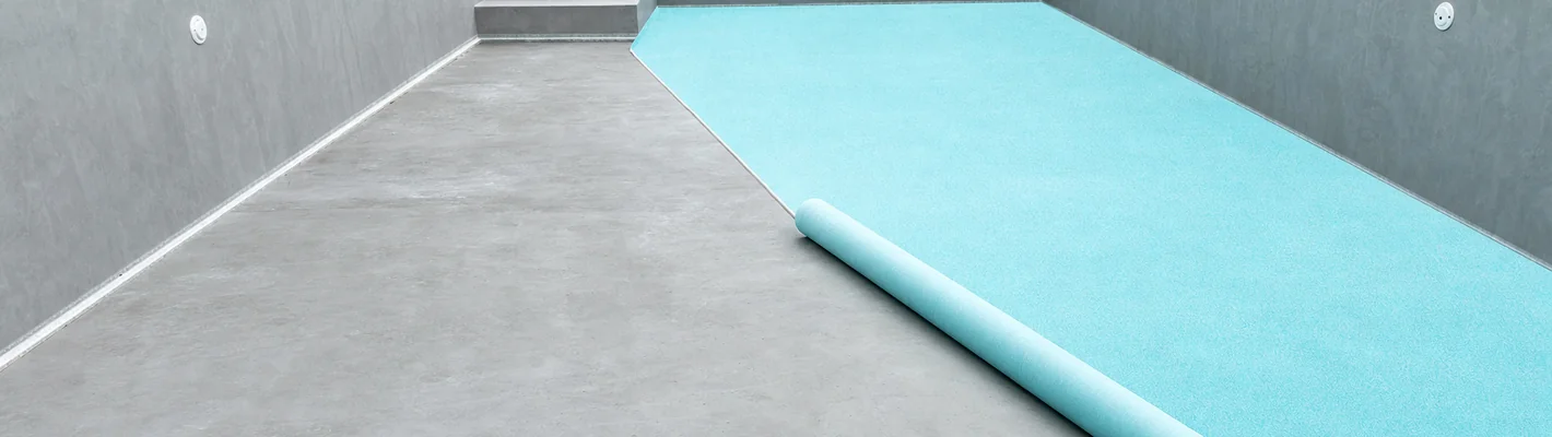 Sanierung eines Betonbeckens mit Farbanstrich durch eine neue Folienauskleidung