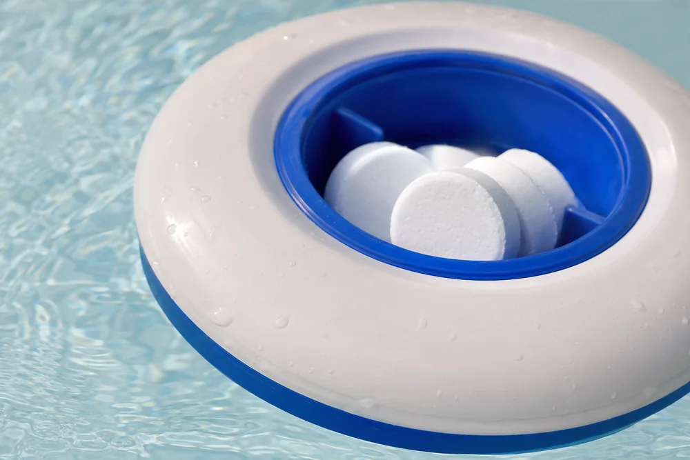 Brom-Tabletten im Dosierschwimmer eines Whirlpools