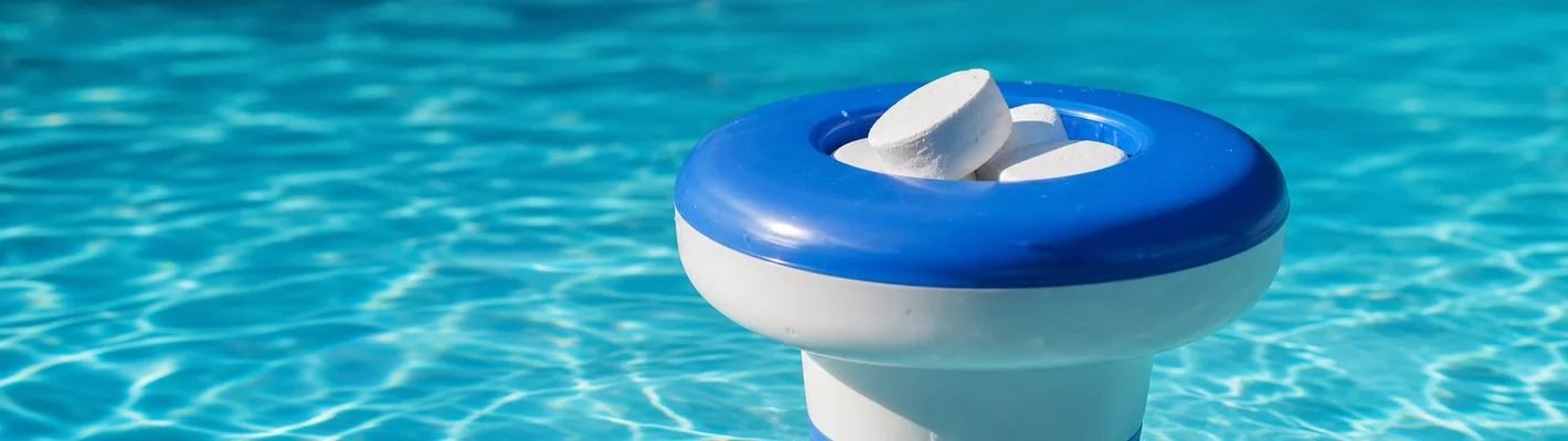 Schwimmbadwasser mit Bromtabletten-Dosierschwimmer und Wassertest