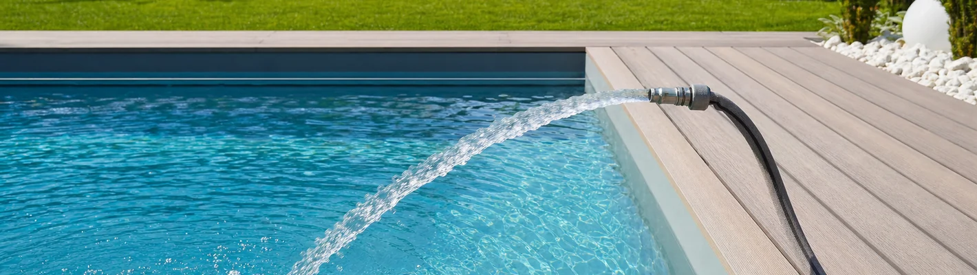 Brunnenwasser im Pool: braune Eisenverfärbung am Beckenrand als Warnung