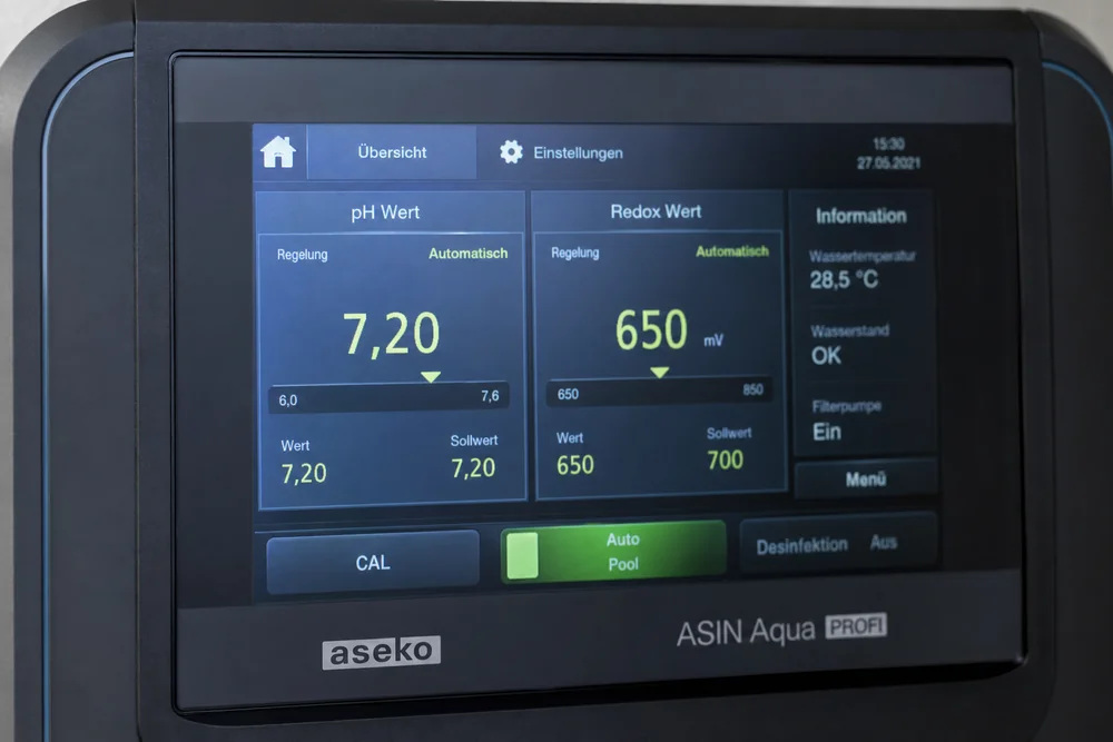 Display einer Pool-Dosieranlage mit pH- und Redox-Anzeige