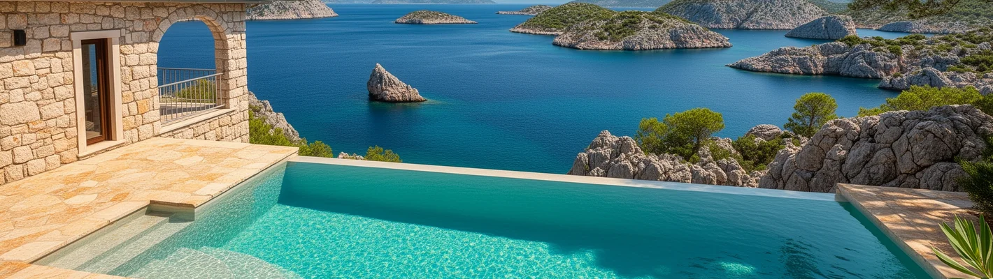 Ferienhaus aus Naturstein in Dalmatien mit Überlaufpool und Blick auf die Inseln vor Šibenik