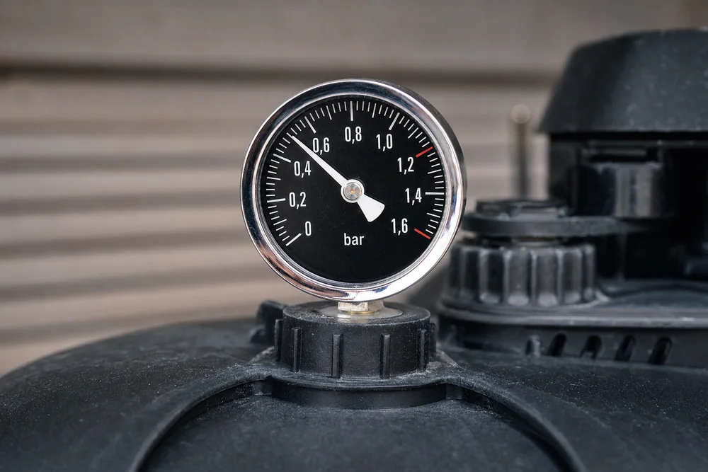 Manometer am Filterkessel zeigt den Filterdruck