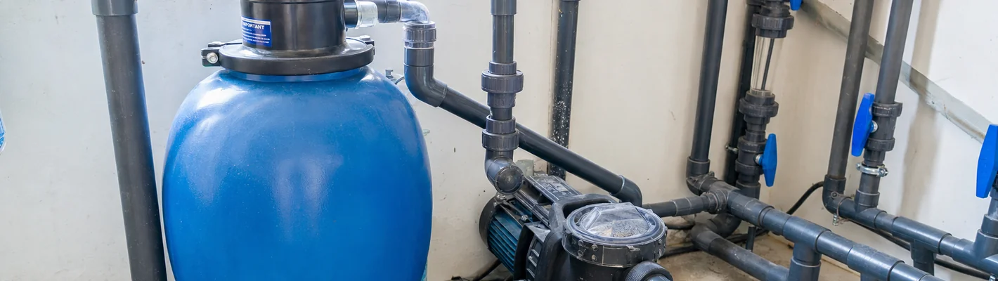 Sandfilterkessel mit 6-Wege-Ventil und Manometer im Pool-Technikraum
