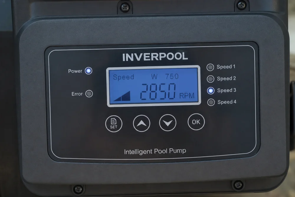 Display einer drehzahlgeregelten Poolpumpe mit Drehzahleinstellung