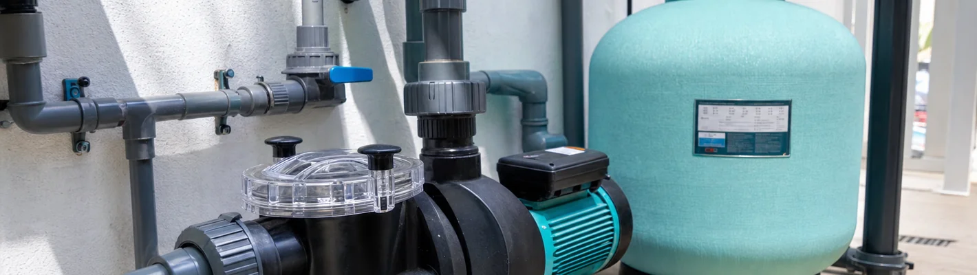Poolfilterpumpe mit Vorfilter im Technikraum