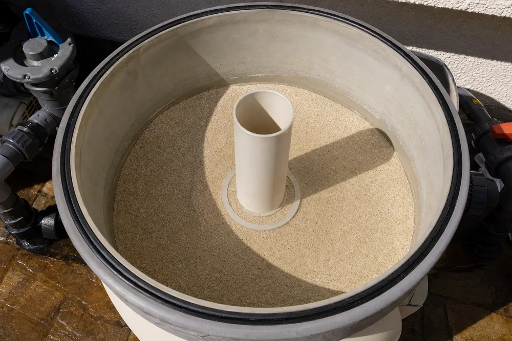 Geöffneter Sandfilter mit Blick auf das Filterbett aus Quarzsand