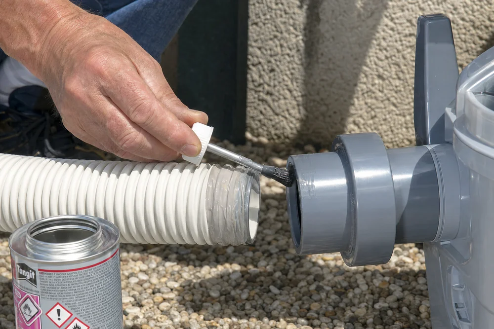 Klebeverbindung zwischen Flexrohr und PVC-Fitting wird hergestellt Klebeverbindung zwischen Flexrohr und PVC-Fitting wird hergestellt