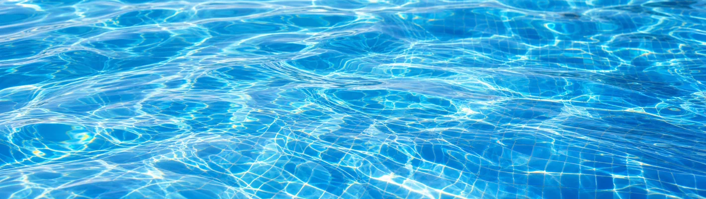 Kristallklares Poolwasser nach erfolgreicher Flockung im Vergleich zu leicht milchigem Wasser