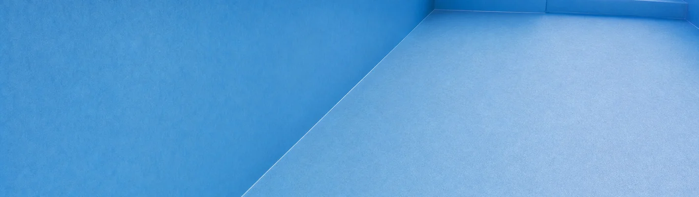 Schwimmbadfolie wird von einem Folienfachverleger in ein Becken eingeschweißt, glatte blaue PVC-Auskleidung