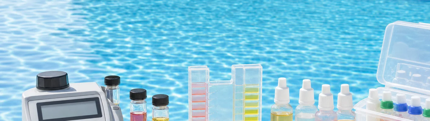 Wasseranalyse am Pool mit Teststreifen und Photometer zur Messung von freiem Chlor und Cyanursäure