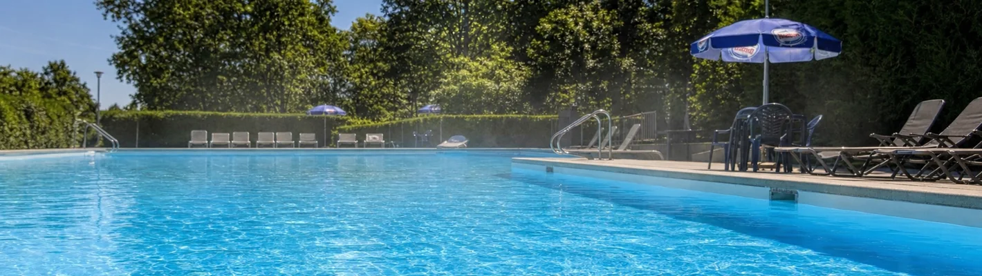 Poolwasser mit intensivem Chlorgeruch am Beckenrand