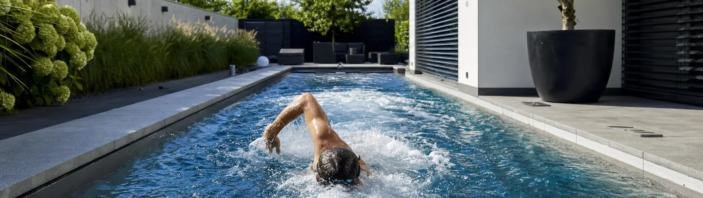 Schwimmer in starker Gegenströmung am Pool