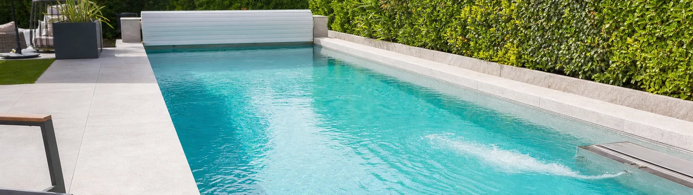 Schwacher Wasserstrahl einer Gegenstromanlage im Pool