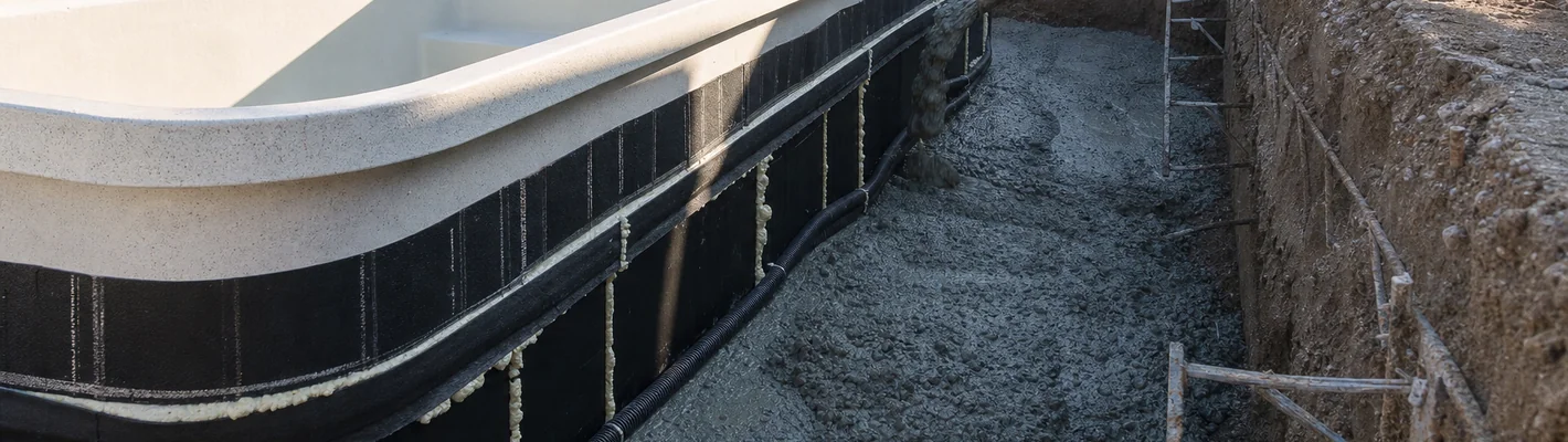 Hinterfüllung eines Fertigbeckens mit Thermotec-Dämmbeton: schützt und isoliert in einem Arbeitsgang