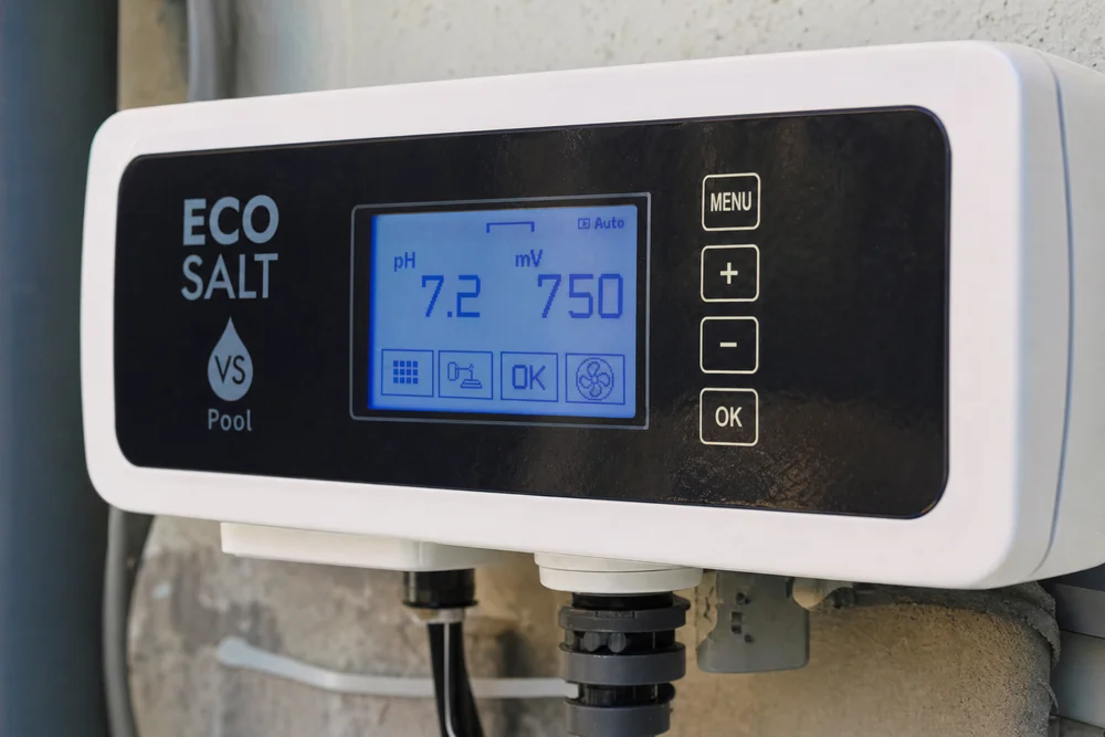 Steuergerät einer Salzelektrolyse-Anlage mit Display für pH und Redox Steuergerät einer Salzelektrolyse-Anlage mit Display für pH und Redox