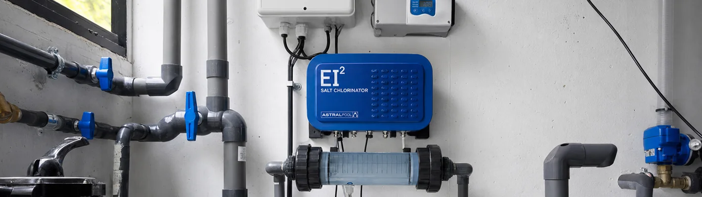 Elektrolysezelle einer Salzwasseranlage am Pool Elektrolysezelle einer Salzwasseranlage am Pool