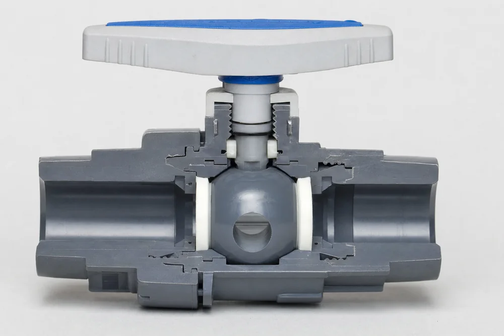 Geöffneter PVC-Kugelhahn mit sichtbarer Kugel und Spindeldichtung