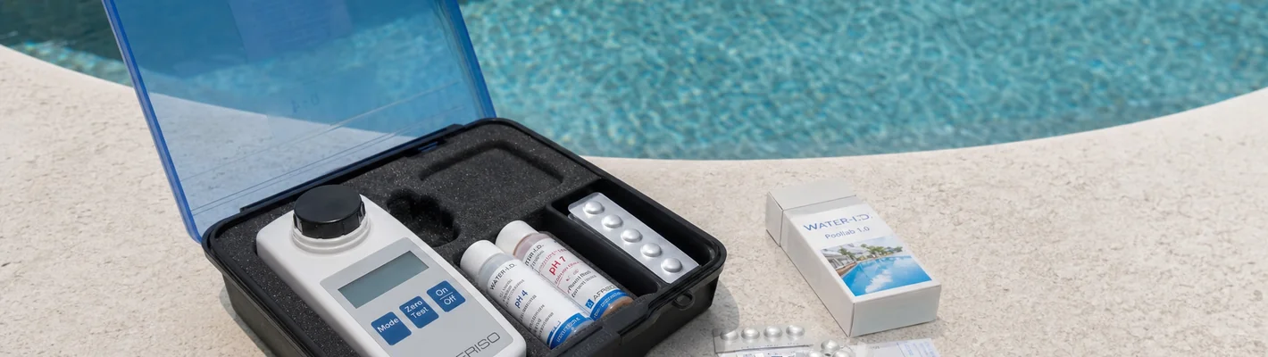 Wasseranalyse am Pool mit Photometer und Teststreifen am Beckenrand