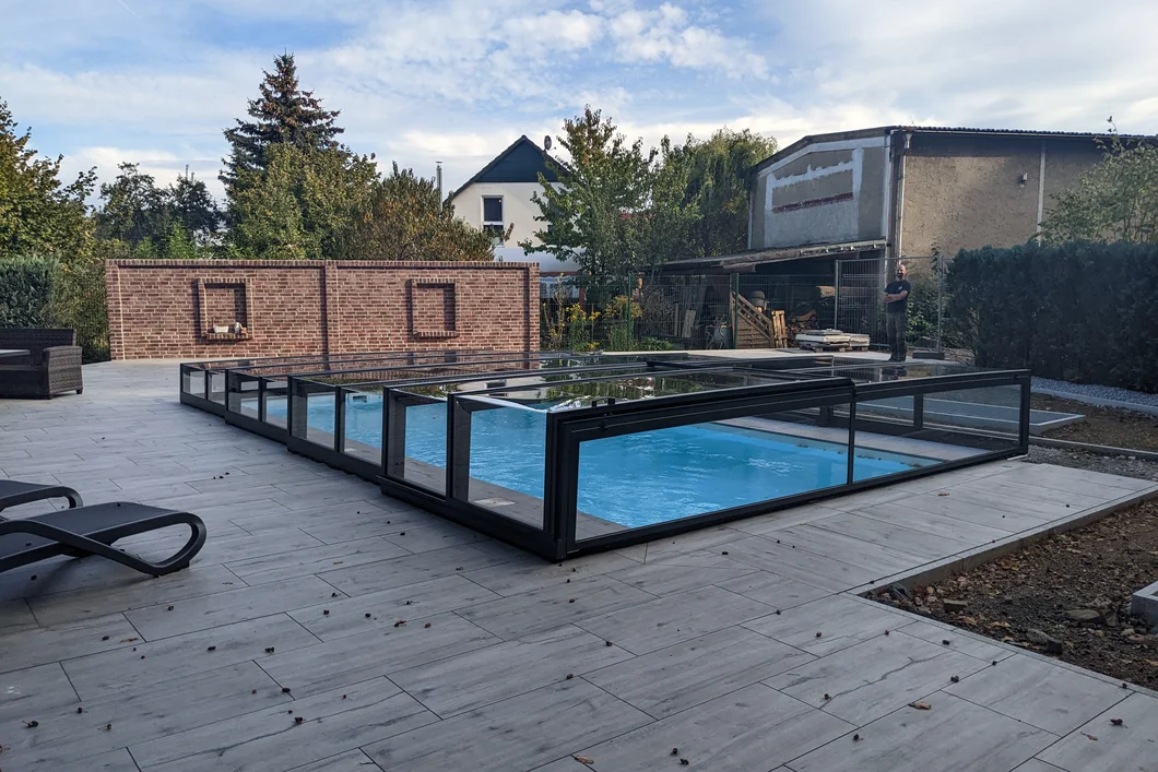 Fertig montierter Pool mit Poolüberdachung und Terrasse Fertig montierter Pool mit Poolüberdachung und Terrasse