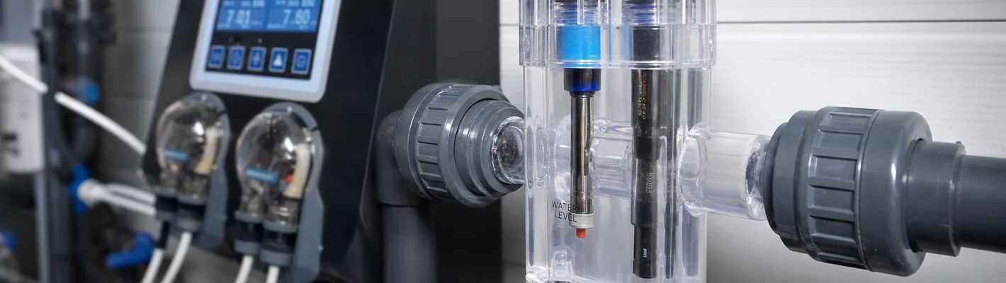 pH- und Redox-Sonden in der Durchflussarmatur einer automatischen Pool-Dosieranlage
