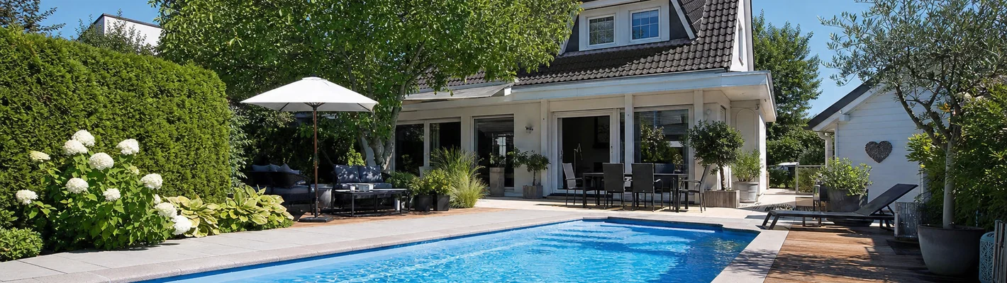 Pool im Garten mit gepflasterter Umrandung als Symbol für die Baukosten