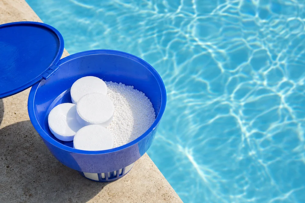 Chlortabletten und Granulat als klassische Pooldesinfektion