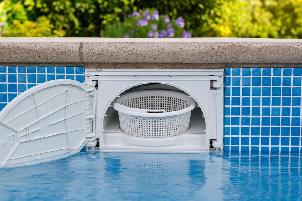 Skimmer mit Vorfilterkorb in der Wand eines Pools