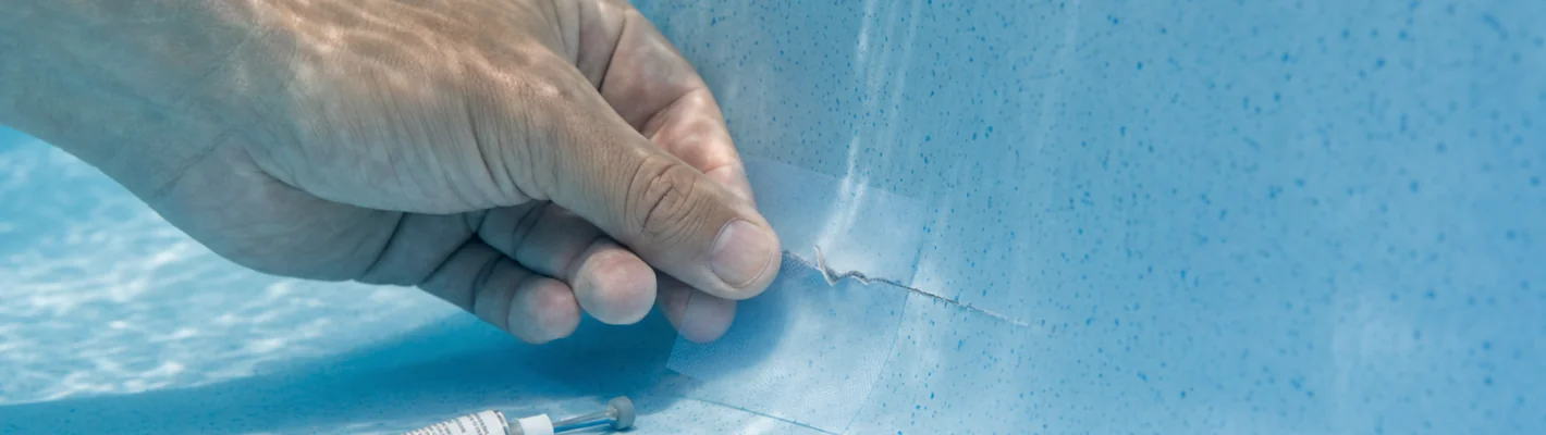 Reparatur eines Lecks in der Poolfolie mit Unterwasser-Reparaturset