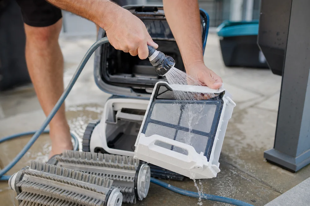 Filterpatrone und Buersten eines Poolroboters werden nach dem Lauf gereinigt