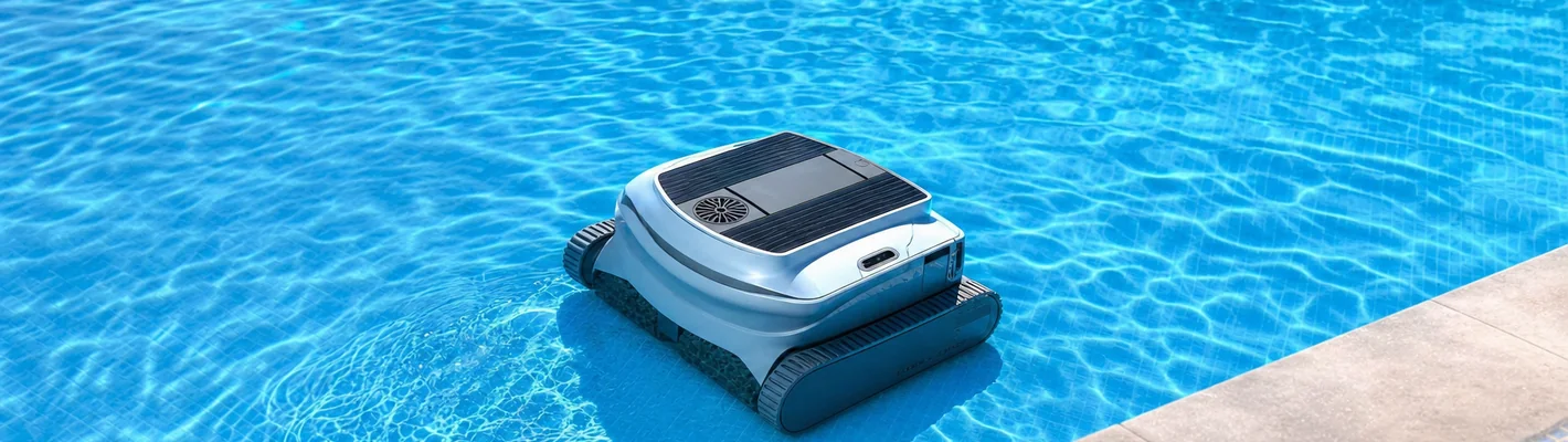 Elektrischer Poolroboter reinigt den Boden eines sauberen Swimmingpools