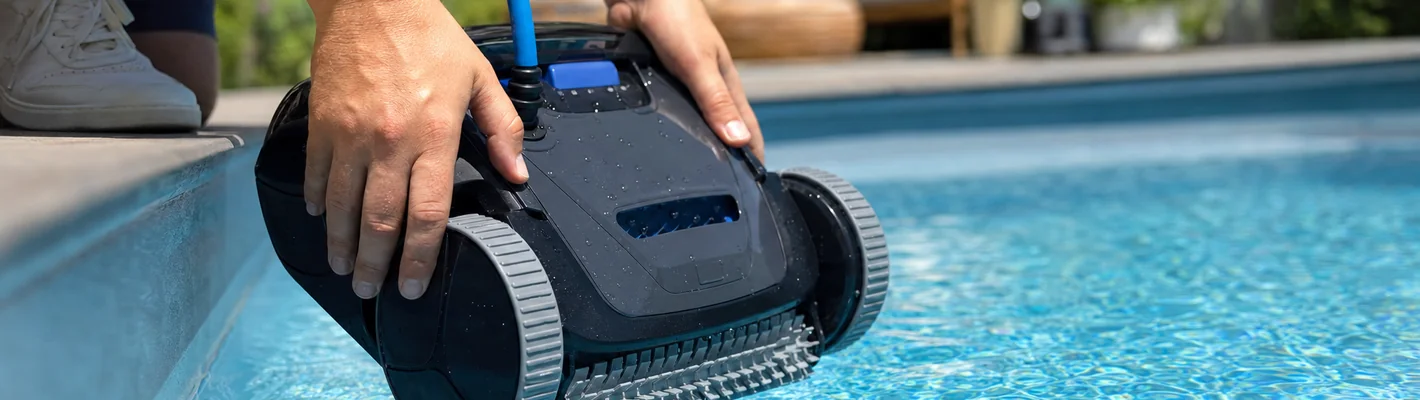 Poolroboter wird langsam ins Schwimmbecken eingesetzt