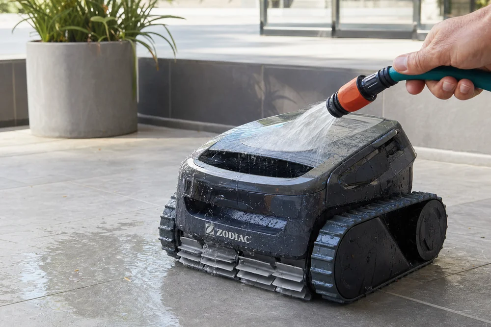 Poolroboter wird nach dem Einsatz im Salzwasser mit dem Gartenschlauch abgespült