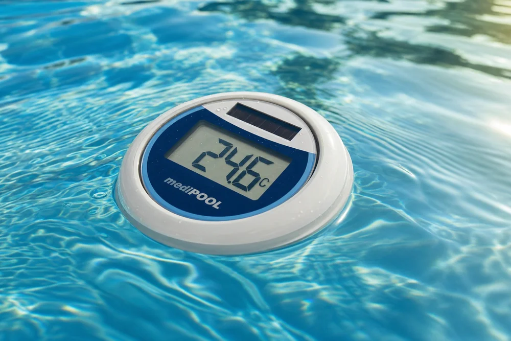 Thermometer im Poolwasser zeigt die Wassertemperatur vor dem Einsatz des Roboters