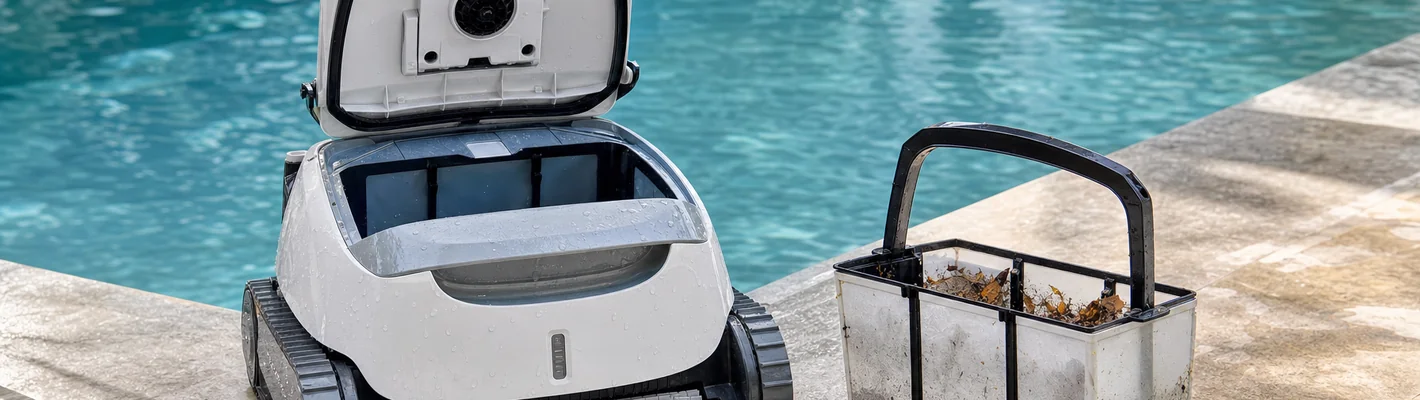 Poolroboter mit geöffnetem Filterkorb zur Kontrolle am Beckenrand