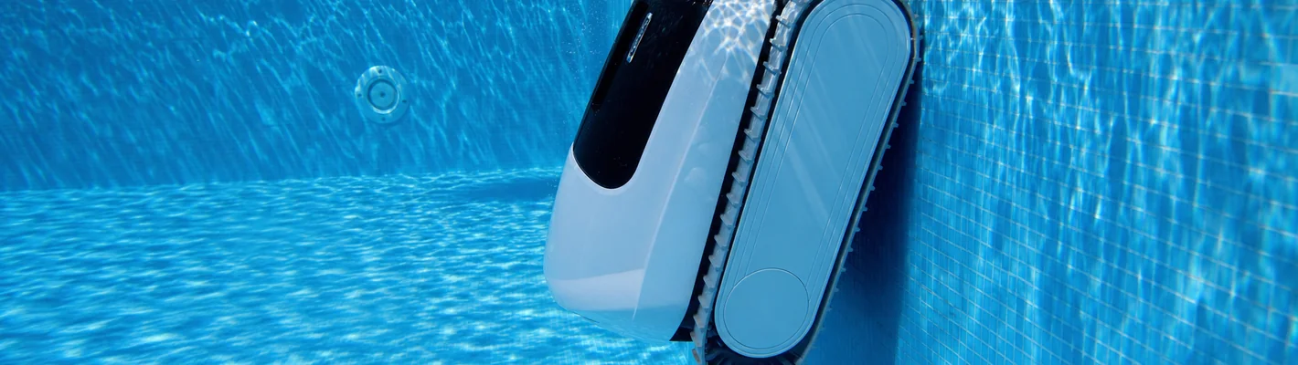 Poolroboter klettert an der Beckenwand eines Schwimmbads nach oben