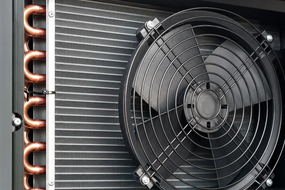 Ventilator und Lamellen-Verdampfer einer Poolwärmepumpe in Nahaufnahme