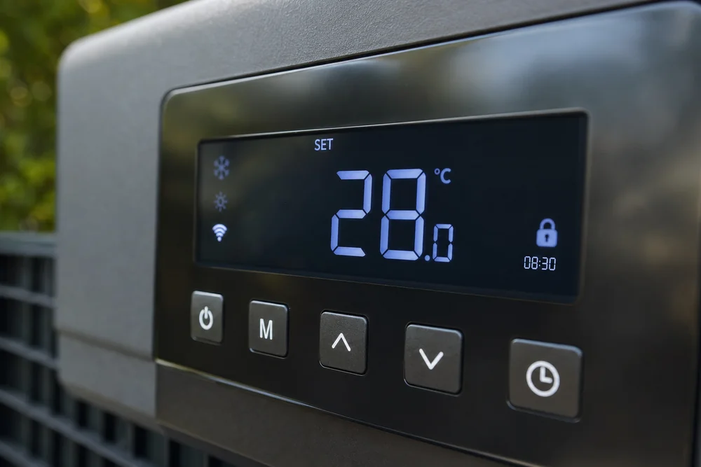 Bedienpanel einer Poolwärmepumpe mit eingestellter Solltemperatur