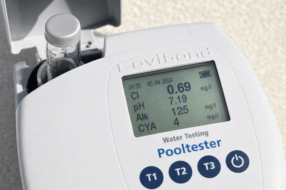 Digitales Pool-Photometer zeigt gemessene Wasserwerte auf dem Display