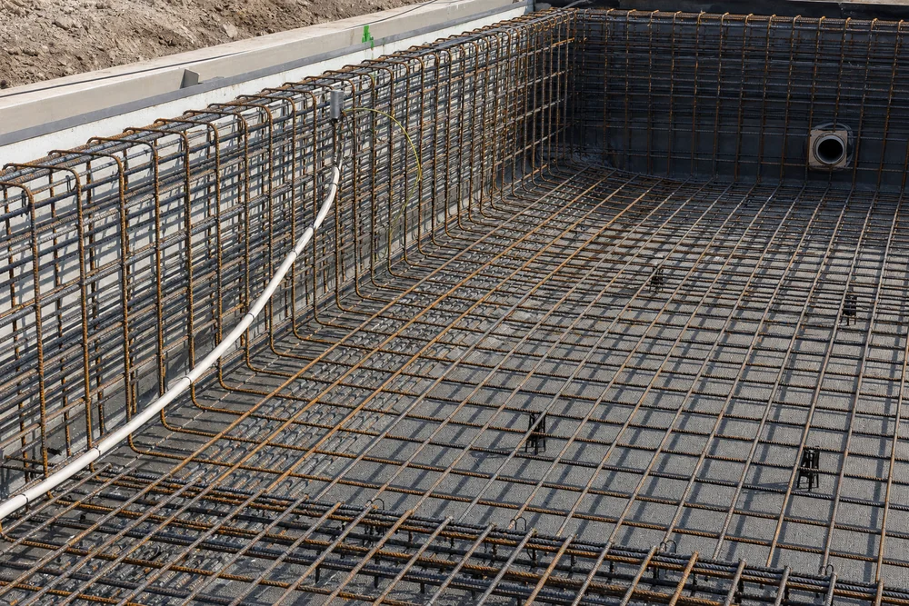 Bewehrungsstahl eines Betonbeckens mit angeschlossenem Erdungsleiter vor dem Betonieren