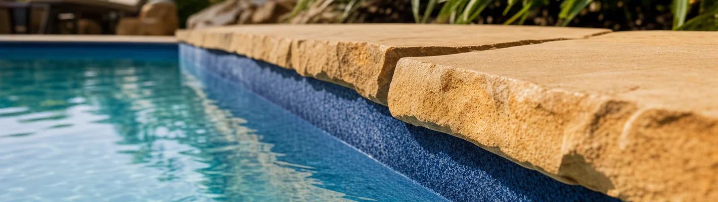 Beckenrand mit Natursteinabdeckung und Folienauskleidung im Detail