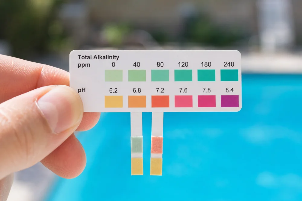 Teststreifen zeigt den Alkalinitätswert von Poolwasser an