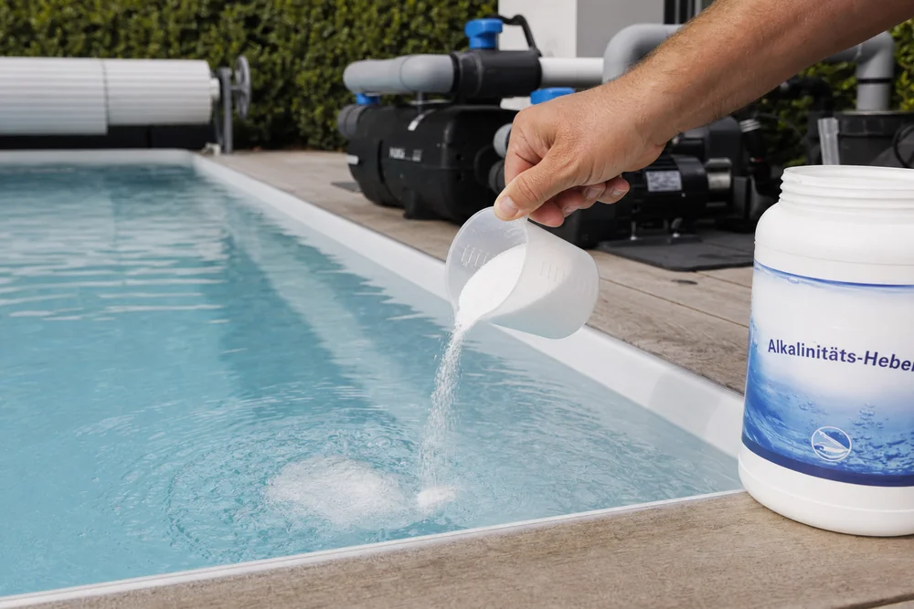Zugabe von Alkalinitäts-Heber ins Poolwasser bei laufender Umwälzung