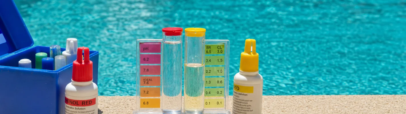 Wassertest am Pool zur Bestimmung der Alkalinität mit Reagenz