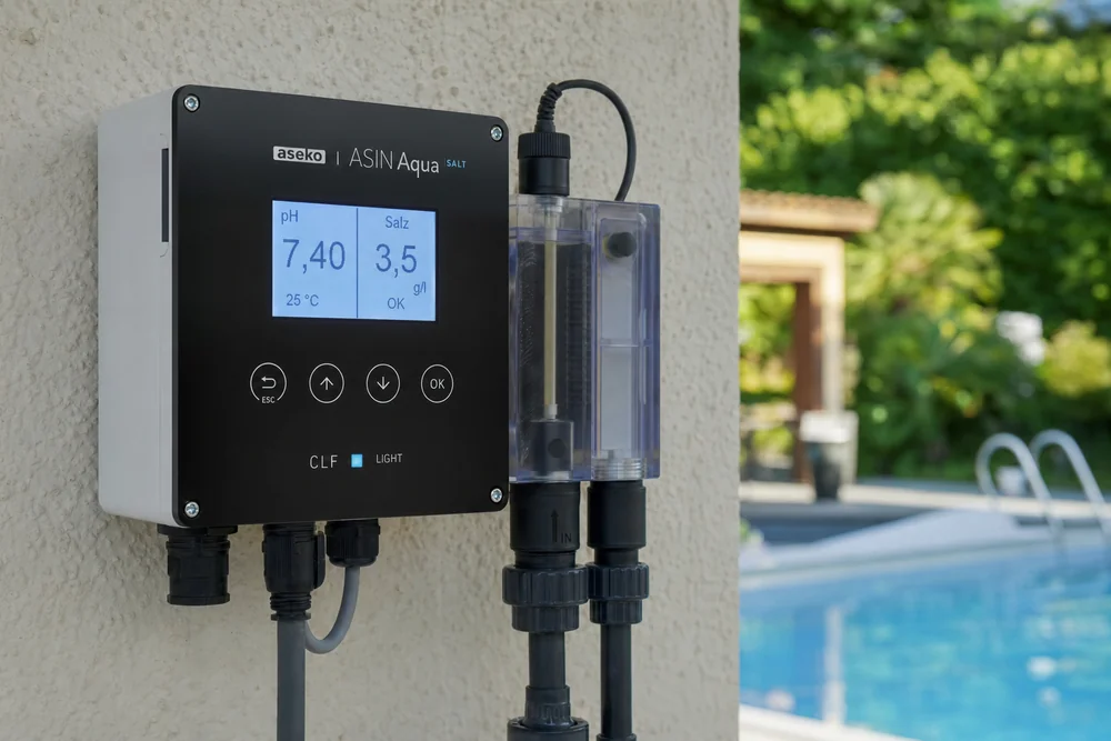 Steuergerät einer Salzanlage mit Display zeigt pH- und Salzwerte an