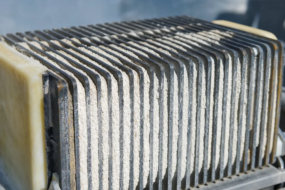 Nahaufnahme verkalkter Elektrodenplatten mit weißem Belag