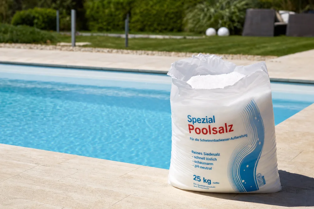 Sack mit Spezial-Poolsalz steht am Beckenrand bereit zum Einbringen