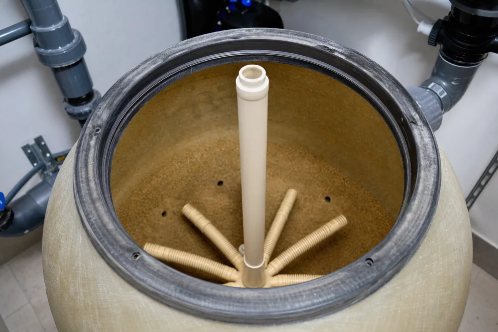 Geöffneter Sandfilterkessel mit sichtbaren Lateralen und Steigrohr