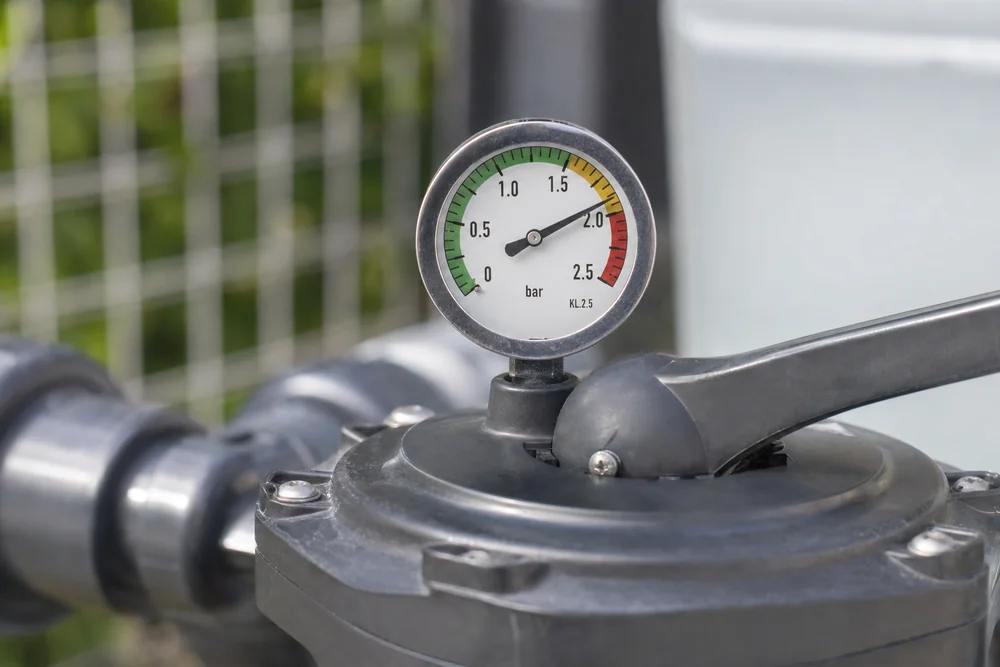 Manometer am Sandfilter zeigt erhöhten Filterdruck an