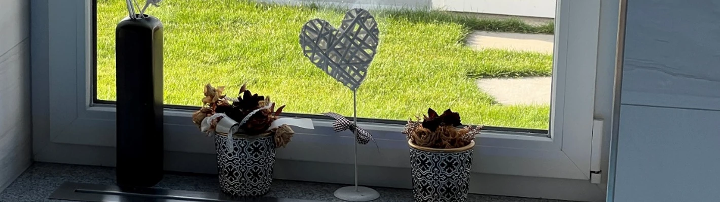 L&uuml;ftungsschiene mit Warmluftschleier vor Glasfl&auml;che